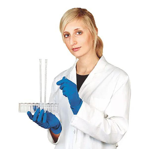 Ein Blutsenkungssystem das eine blonde Frau im Laborkitel und blauen Handschuhen auf weißem Hintergrund präsentiert .jpg